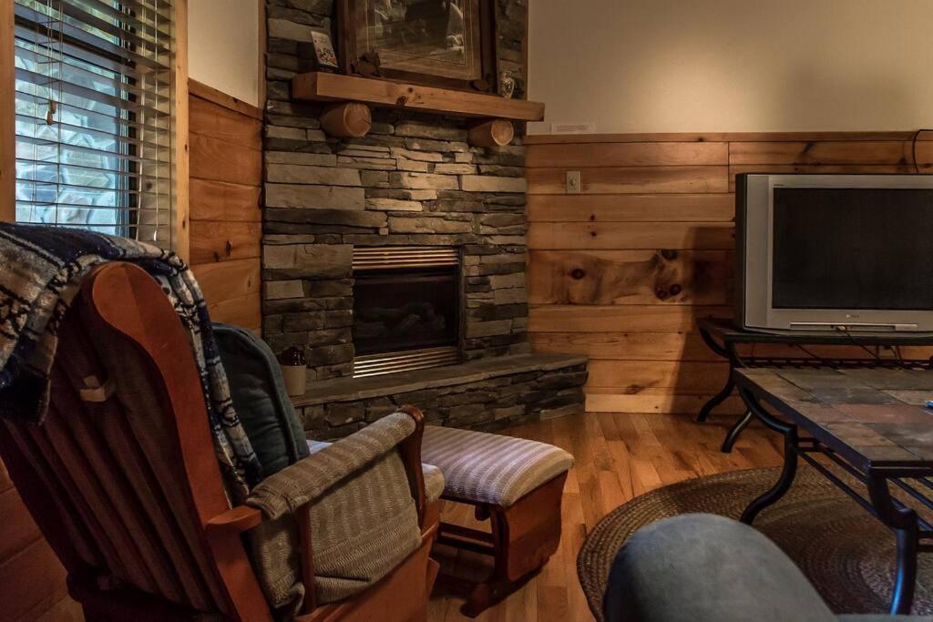 Вілла Holly Tree Hideaway - Semi Secluded Mtn Setting Сев'єрвілл Екстер'єр фото