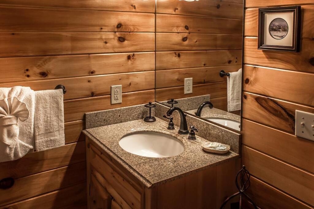 Вілла Holly Tree Hideaway - Semi Secluded Mtn Setting Сев'єрвілл Екстер'єр фото
