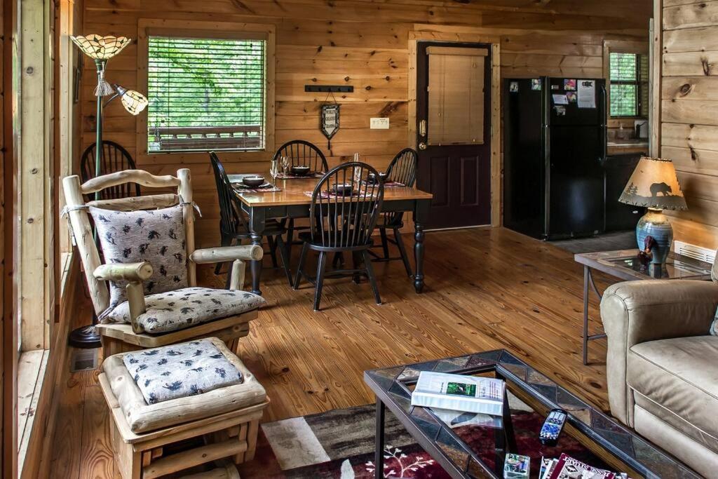 Вілла Holly Tree Hideaway - Semi Secluded Mtn Setting Сев'єрвілл Екстер'єр фото